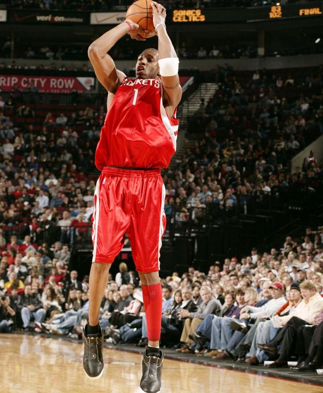 亚精英赛半场：本泽马表现活跃，吉达联合0-0纳萨夫（亚精英赛半场战报：本泽马状态活跃，吉达联合与纳萨夫互交白卷）