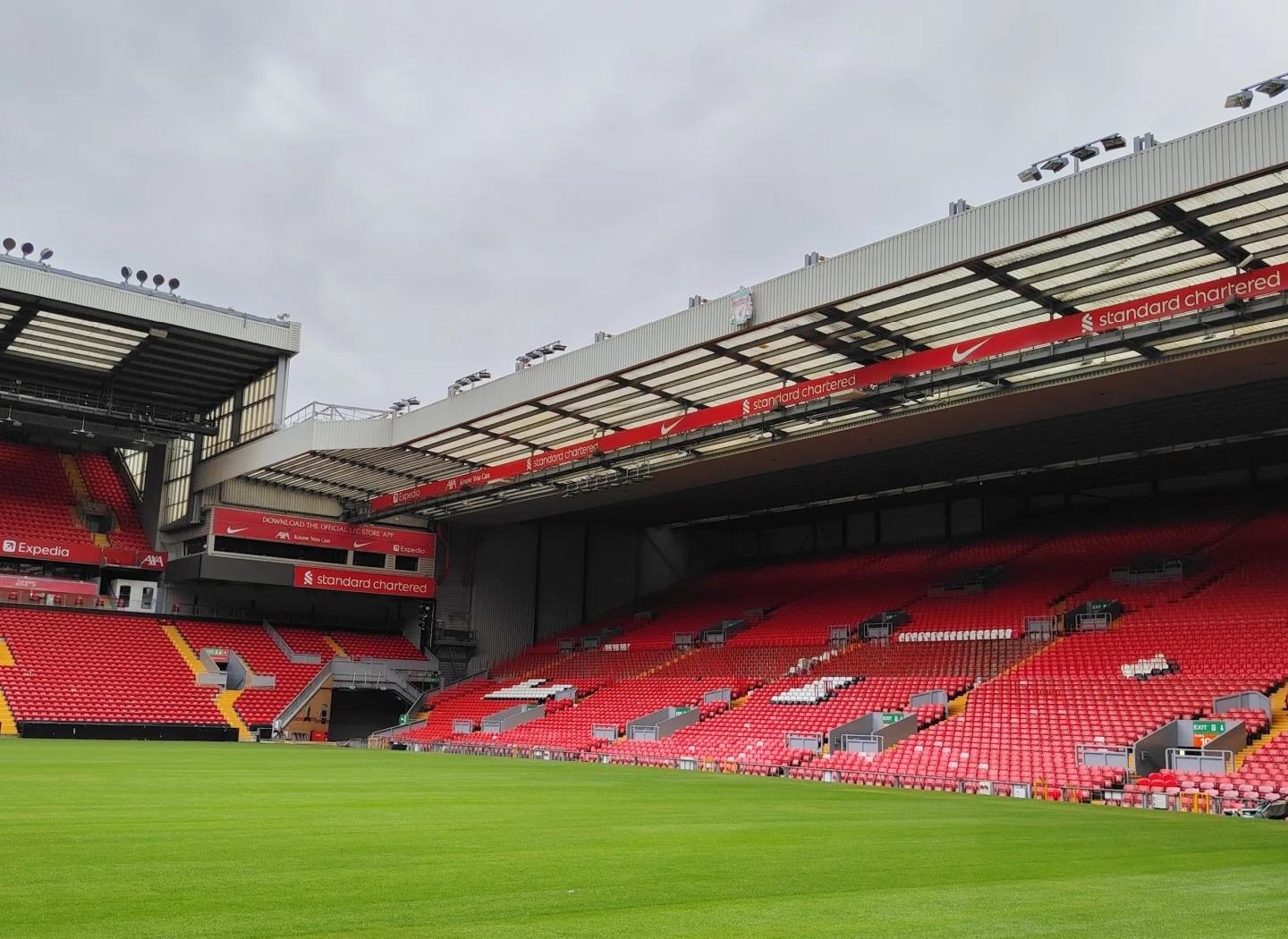 苏超冠军泰州队主教练莅临指导学校足球队员垫球运球技术！（苏超冠军泰州队主教练走进校园指导学生垫球、运球技巧）