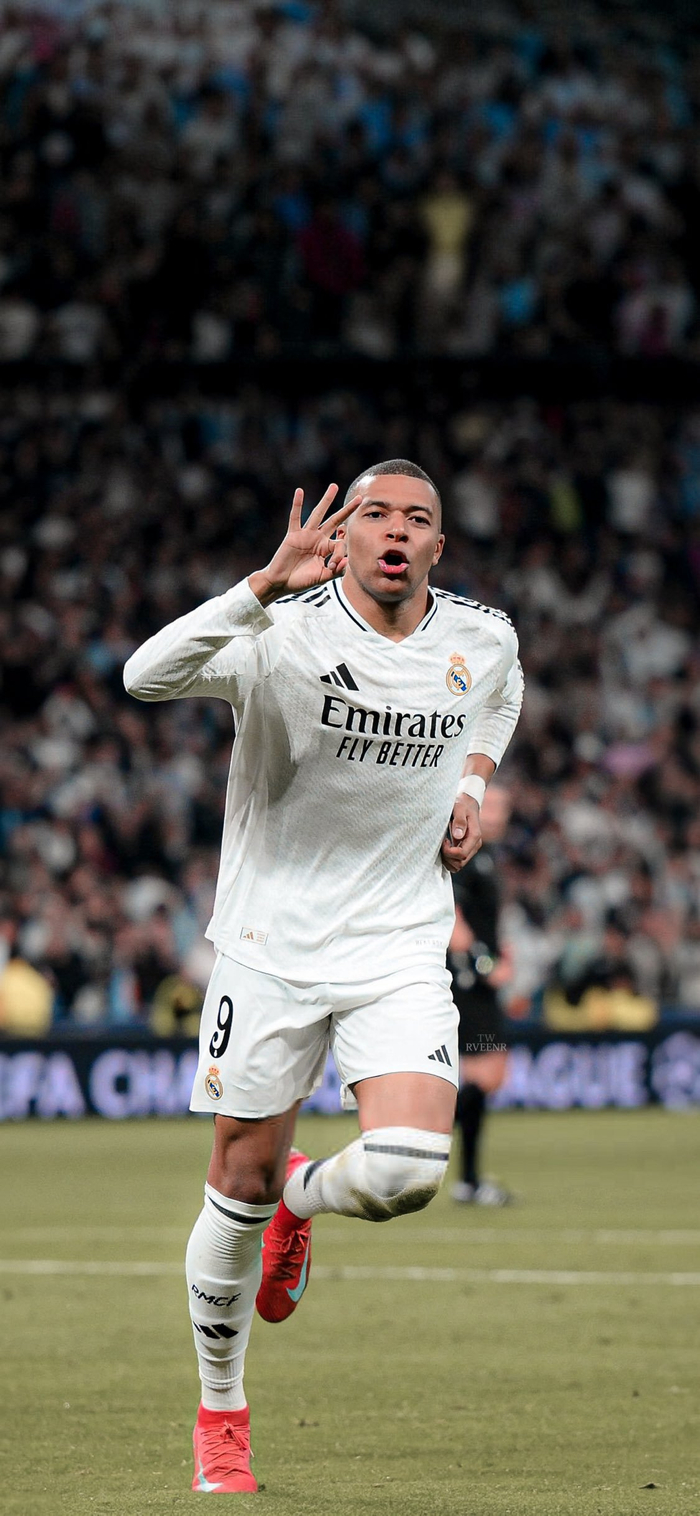 辽宁半场远投12中6，四名球员均有三分入账（辽篮上半场三分12投6中，四人都有三分进账）