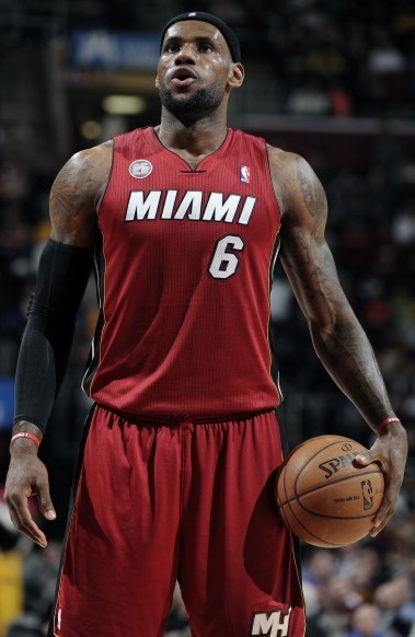 持续发力！勇士加强防守连续快攻反击打中 迅速扩大领先（再度提速！勇士防守升级、连串快攻命中，迅速扩大领先优势）