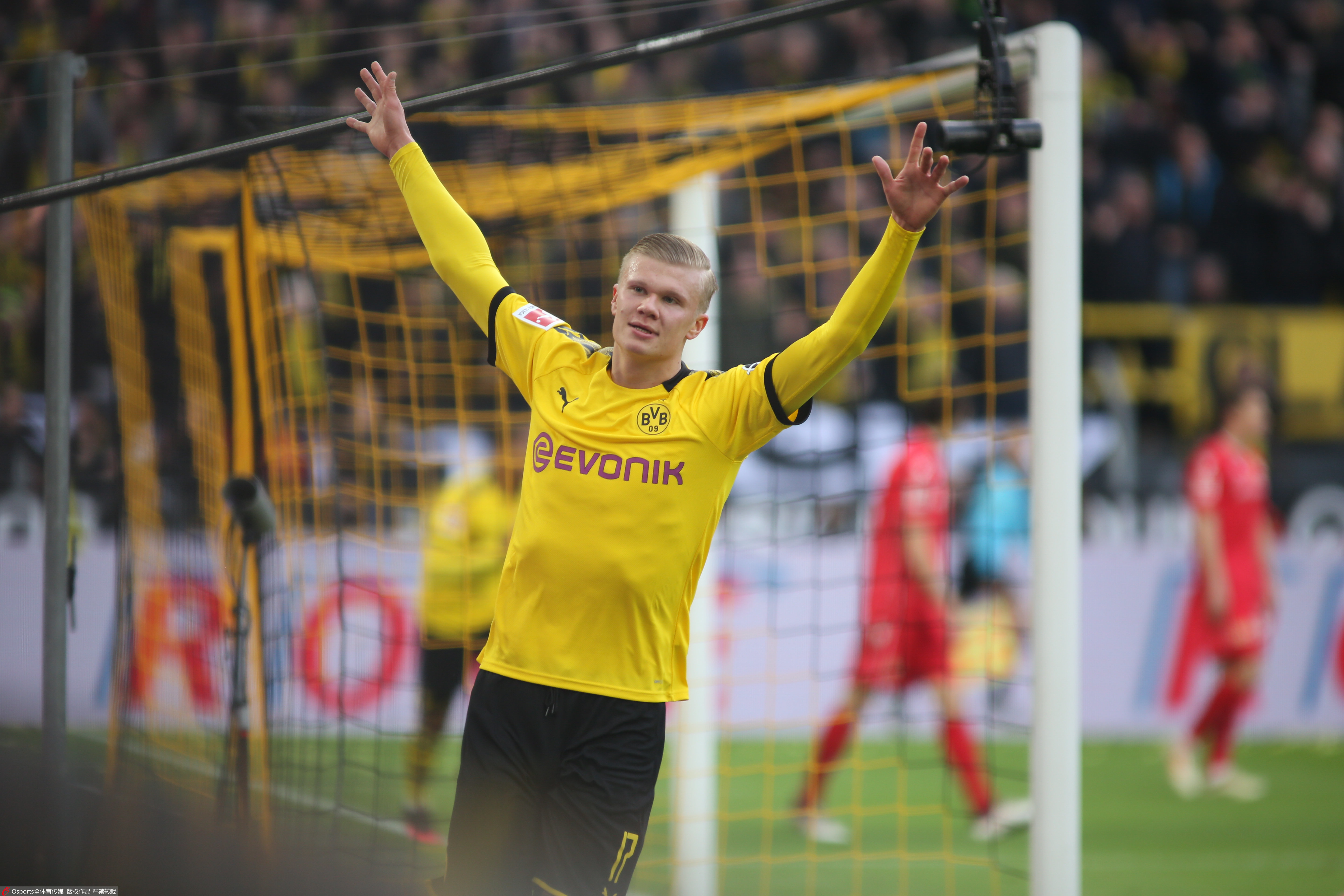 怀特第三节轰14分带队反超，米勒单节4三分回应（怀特第三节狂砍14分助队反超，米勒单节4记三分强势回敬）