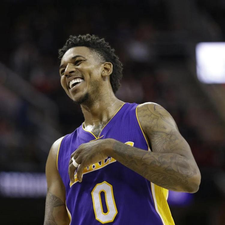 太疼了，萨勒马克尔斯被对手踩中后在地上抽动（萨勒马克尔斯遭对手踩踏后痛苦抽搐倒地）