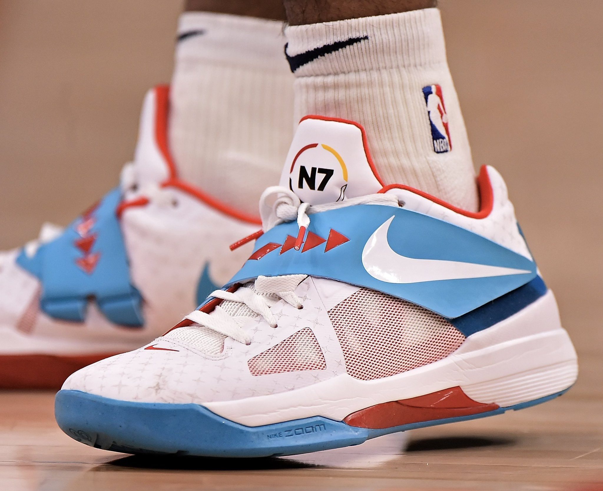 记者：阿隆索国家德比惹恼维尼修斯后，曾让米利唐去找他谈谈（记者：国家德比中阿隆索激怒维尼修斯，随后让米利唐出面沟通）