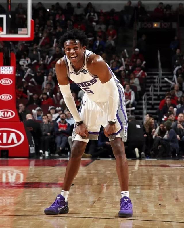 致敬李惠堂，赞助商犀旺送给魏祥鑫一颗柚子足球（犀旺致敬李惠堂，为魏祥鑫赠送一颗柚子足球）