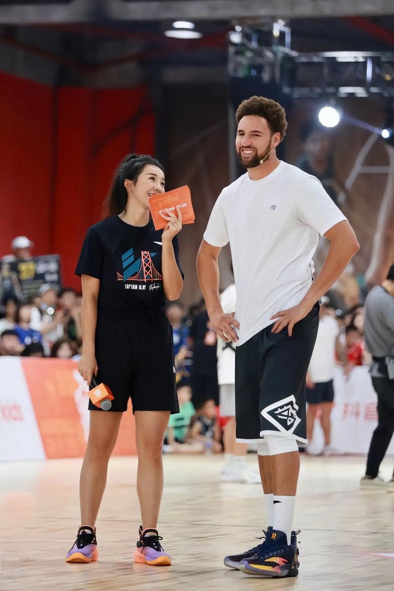 伊涅斯塔造访巴萨训练基地，与佩德里、亚马尔等人合影（伊涅斯塔探访巴萨训练基地，与佩德里、亚马尔等合影留念）