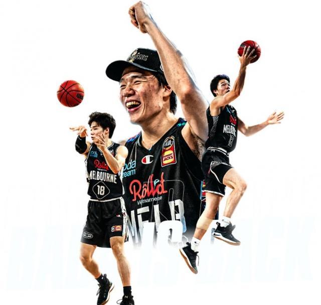 体坛记忆｜库里致敬爱德华兹，在投进三分之后库里看向了爱德华兹（体坛记忆｜库里三分命中后看向爱德华兹致敬）