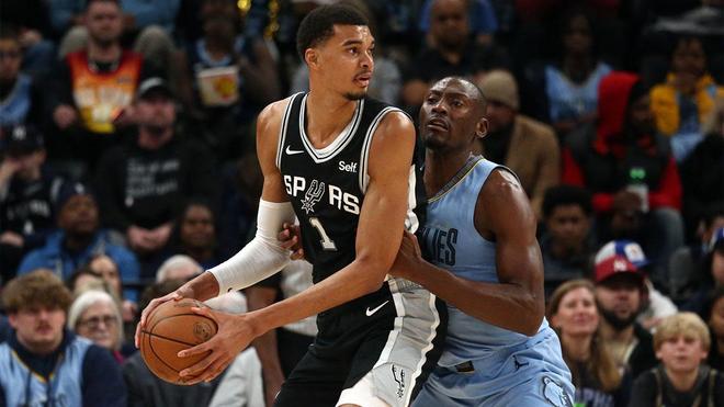 球星突破防线制造绝佳机会（球星强突撕裂防线造破门良机）