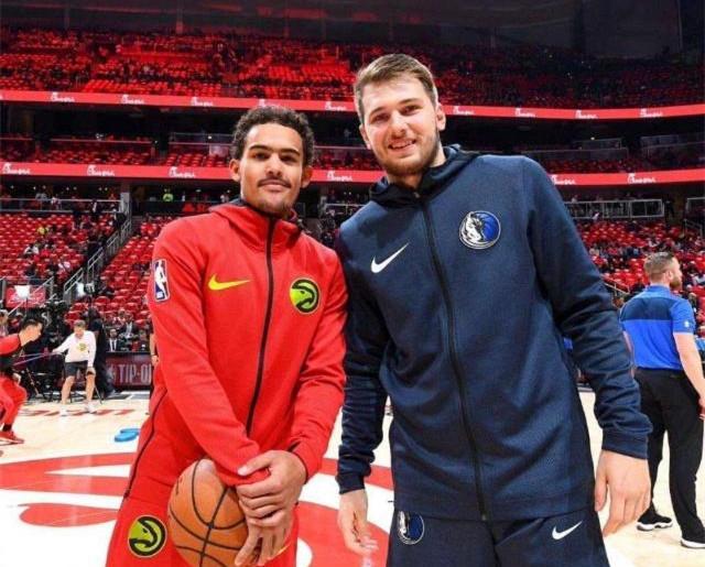 TA：旗帜与歌声并行，球迷组织让曼联主场再度鲜活（TA：旗海与歌浪齐起，球迷组织重焕曼联主场活力）