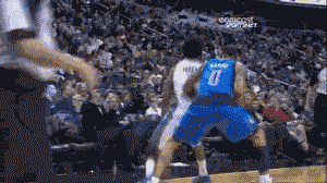 英超-阿斯顿维拉2-1力克曼联，罗杰斯双响库尼亚破门难救主（英超：阿斯顿维拉2-1曼联，罗杰斯梅开二度，库尼亚进球难救主）