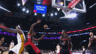 弗拉格场均得分来到19.4分，升至新秀得分榜第一（弗拉格场均19.4分，跃居新秀得分榜榜首）