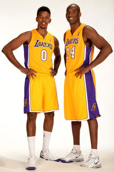 TA：皇马寻求引进后卫和中场；他们愿听取对罗德里戈的报价（TA：皇马寻求补强后卫与中场，同时对罗德里戈报价持开放态度）