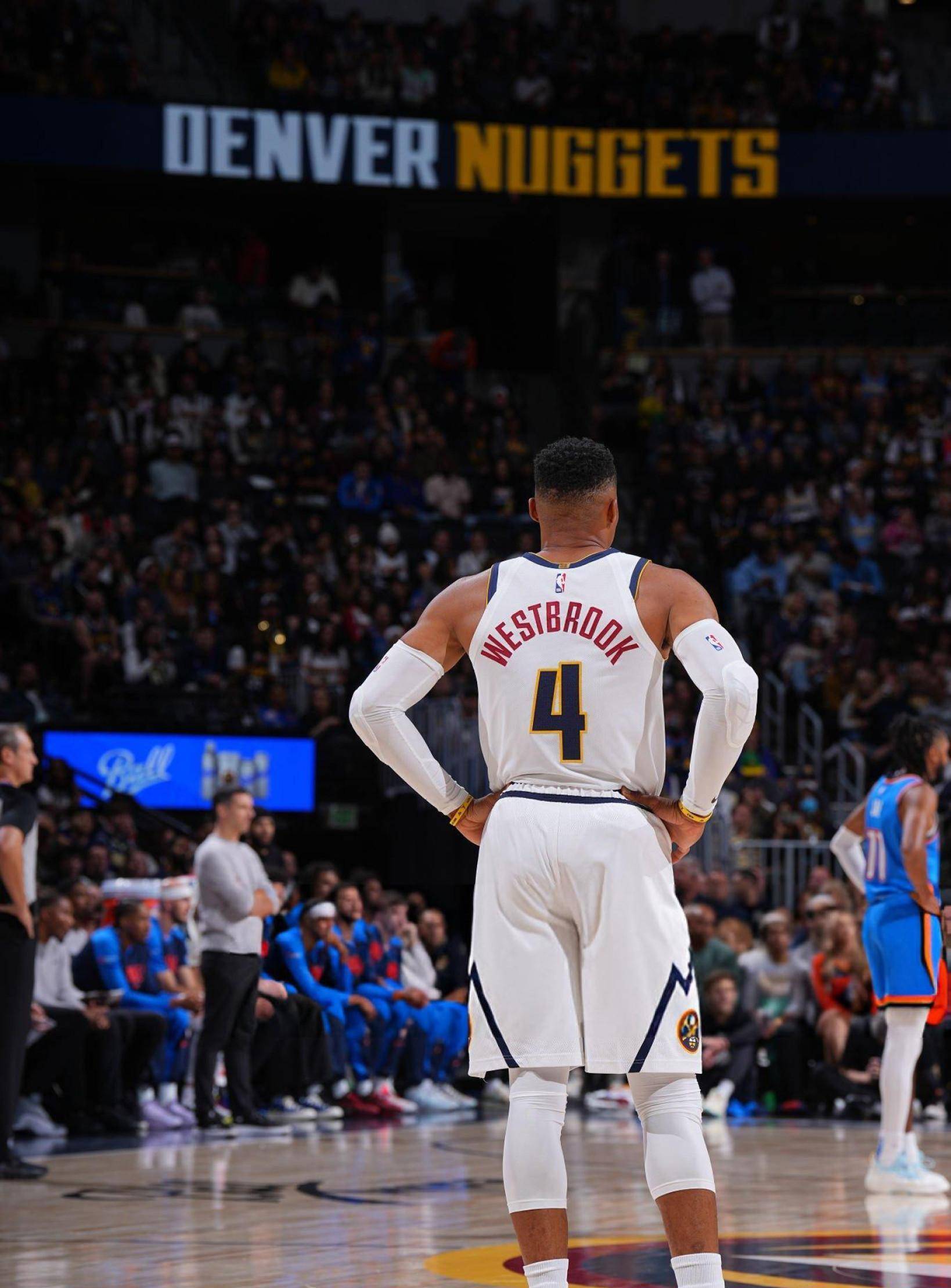 热闻｜B费一传两射造两大神迹！曼联客场4-1大胜狼队升至英超第六（B费梅开二度+助攻两破纪录，曼联客场4-1击败狼队升至英超第六）