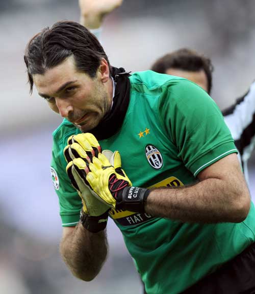 图片报：西蒙斯因抱怨颈痛缺席昨日合练，很可能缺战今日比赛（图片报：西蒙斯昨因颈痛未参加合练，今日比赛恐将无缘）