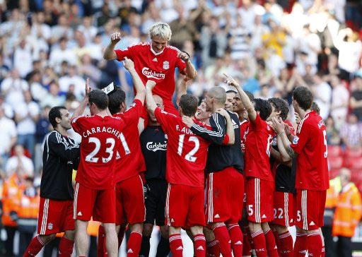 欧冠决赛用球谍照：包含白+深紫，灵感来自举办城市布达佩斯（欧冠决赛用球曝光：白+深紫配色，灵感源于主办城市布达佩斯）