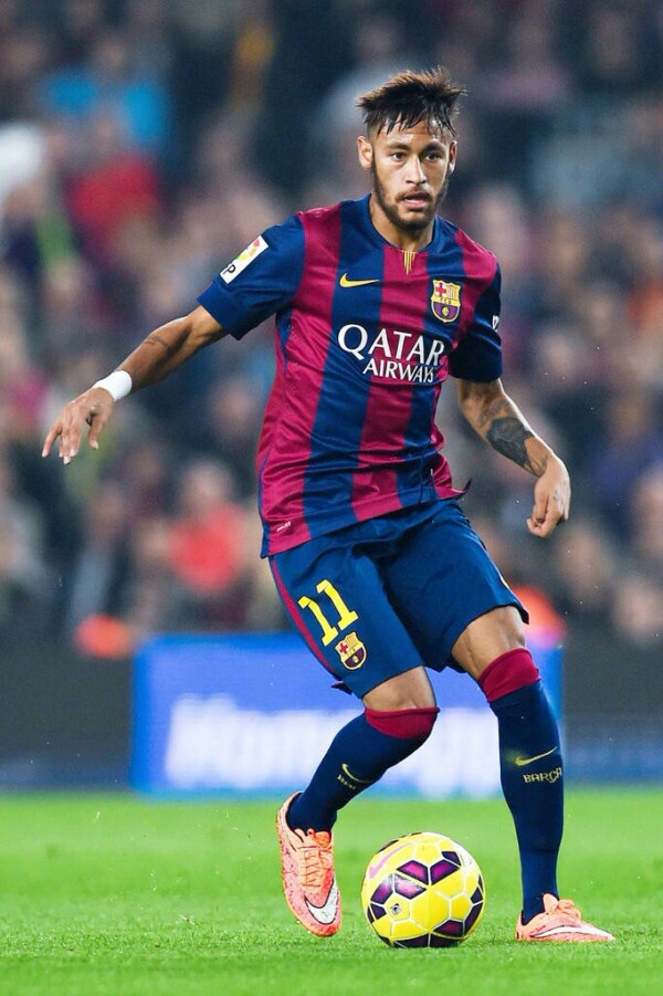 西足协前主席鲁比亚莱斯在发布会被扔鸡蛋，试图回击但被拦住（西足协前主席鲁比亚莱斯发布会上遭掷鸡蛋，欲回击被制止）