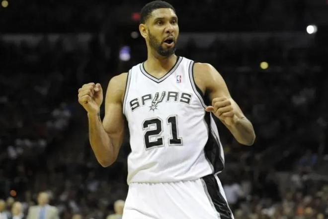 32岁津门虎王牌队长正式转会上港，亚冠首轮亮相柔佛引关注（32岁津门虎王牌队长官宣加盟上港，亚冠首战对阵柔佛备受关注）