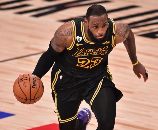 网友在梅西夜访诺坎普时偶遇他，梅西还向镜头打了招呼（夜访诺坎普的梅西被网友偶遇，并向镜头致意）