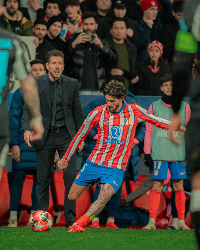 记者：邵佳一执教国足会带着部分在青岛西海岸的助手（记者称邵佳一若执掌国足，将带上部分青岛西海岸助手）