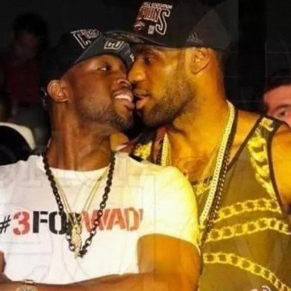 全场高喊他名字！王俊凯聚星名人赛中场秀完整版 用音乐诠释篮球（全场为他沸腾！王俊凯聚星名人赛中场秀完整版，以音乐致敬篮球）