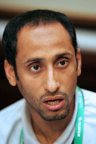 热刺抵达韩国受到热烈欢迎，有球迷在与麦迪逊合影时激动流泪（热刺抵韩获盛情迎接，球迷与麦迪逊合影激动落泪）