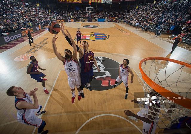 这是怪物啊！马刺吊球险些失误 文班大长胳膊夸张捞回来了……（怪物级！马刺高吊险失误，文班超长臂夸张捞回球）