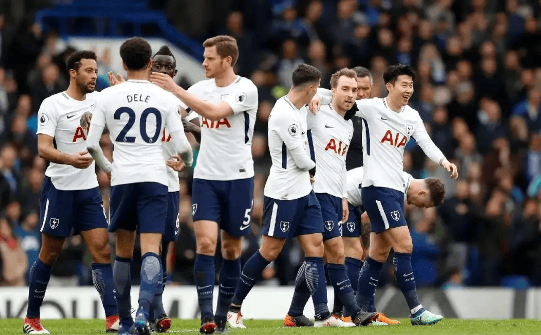 长春亚泰队启程出征青岛时，球迷用歌声为将士们送行（长春亚泰启程赴青岛，球迷以歌相送）