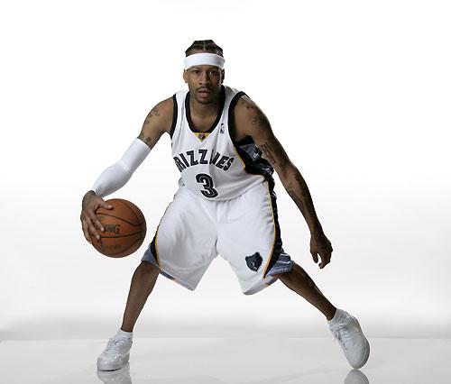 雷霆对阵马刺是近40年来第二次西部前二进行圣诞大战（雷霆与马刺上演近40年来第二次西部前二的圣诞大战）