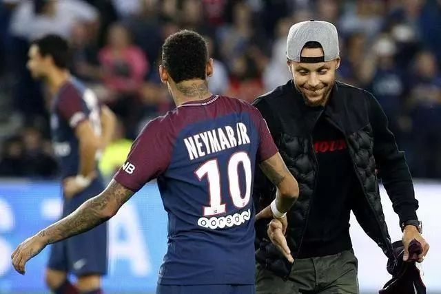 媒体人：很多给戴琳借钱的是看他直播的粉丝，以为他腰缠万贯（媒体人：向戴琳借钱者多为其直播粉丝，误以为其财力雄厚）